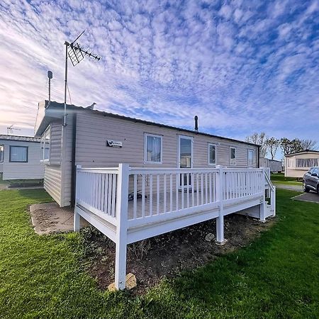 Lovely Caravan With Decking At Seawick Holiday Park In Essex Ref 27471Sw Clacton-on-Sea Extérieur photo