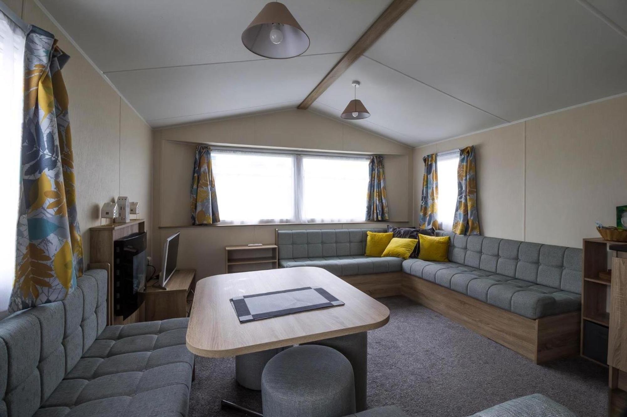 Lovely Caravan With Decking At Seawick Holiday Park In Essex Ref 27471Sw Clacton-on-Sea Extérieur photo