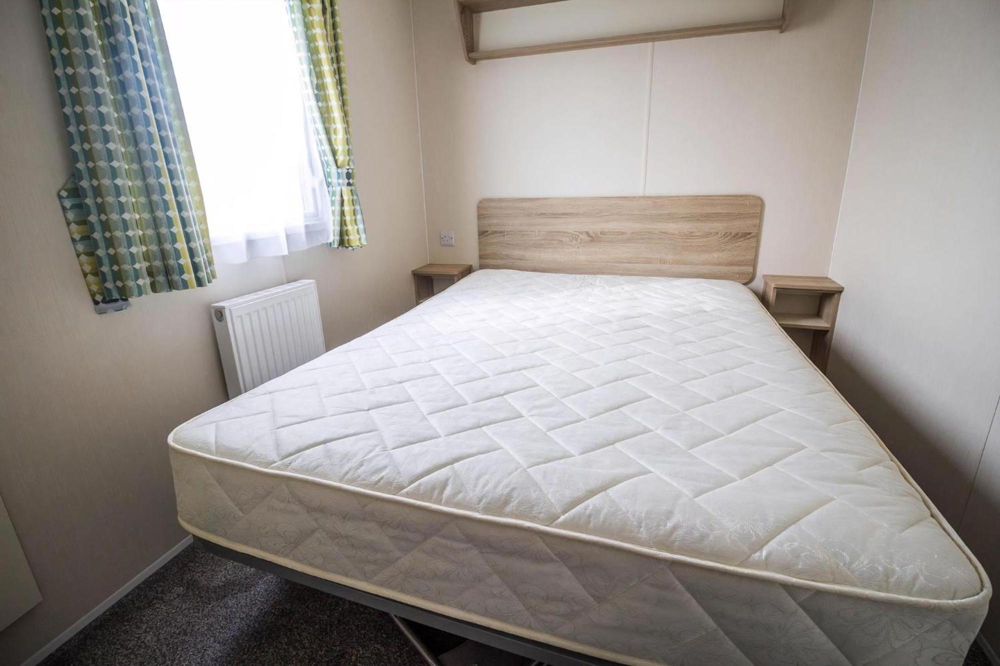 Lovely Caravan With Decking At Seawick Holiday Park In Essex Ref 27471Sw Clacton-on-Sea Extérieur photo