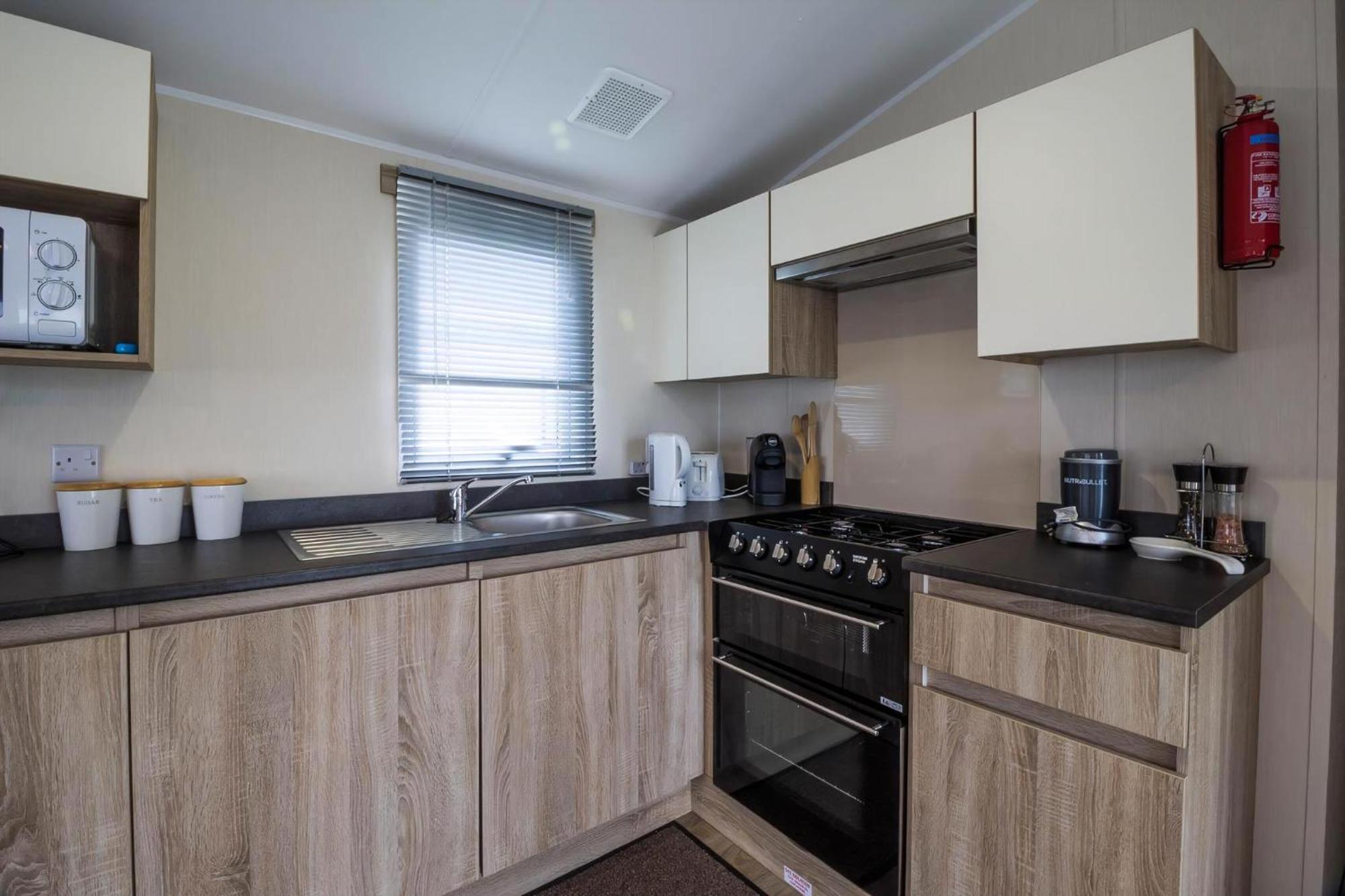 Lovely Caravan With Decking At Seawick Holiday Park In Essex Ref 27471Sw Clacton-on-Sea Extérieur photo