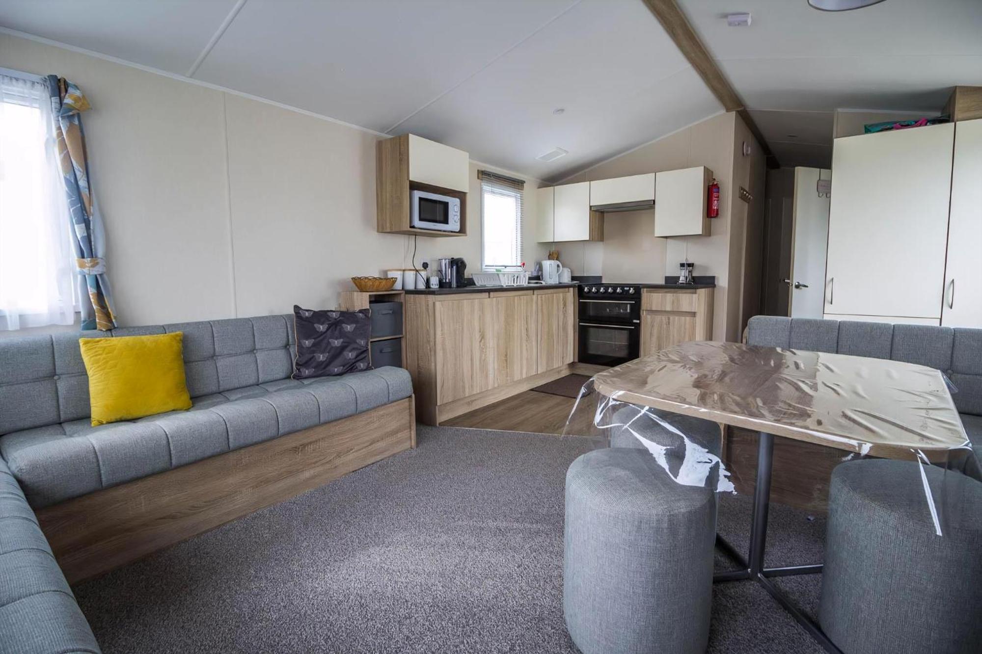 Lovely Caravan With Decking At Seawick Holiday Park In Essex Ref 27471Sw Clacton-on-Sea Extérieur photo